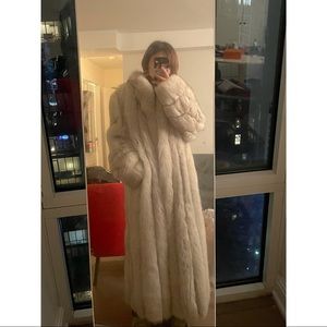 Saga superior long silver fox fur coat Size M